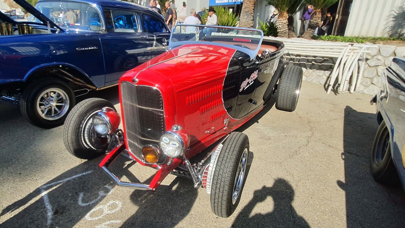 Czerwono-czarny Ford roadster z 1932 roku – Deuce highboy w dwóch kolorach