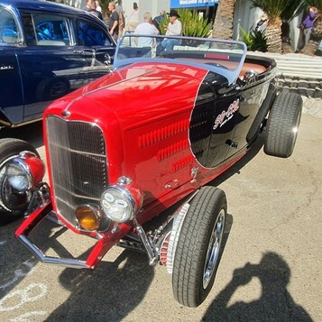 Czerwono-czarny Ford roadster z 1932 roku – Deuce highboy w dwóch kolorach