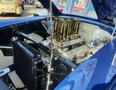 Granatowy Chevrolet z 1957 roku jako gasser – wtrysk Hilborn z chromowanymi lejkami pod otwartą maską – zdjęcie 2
