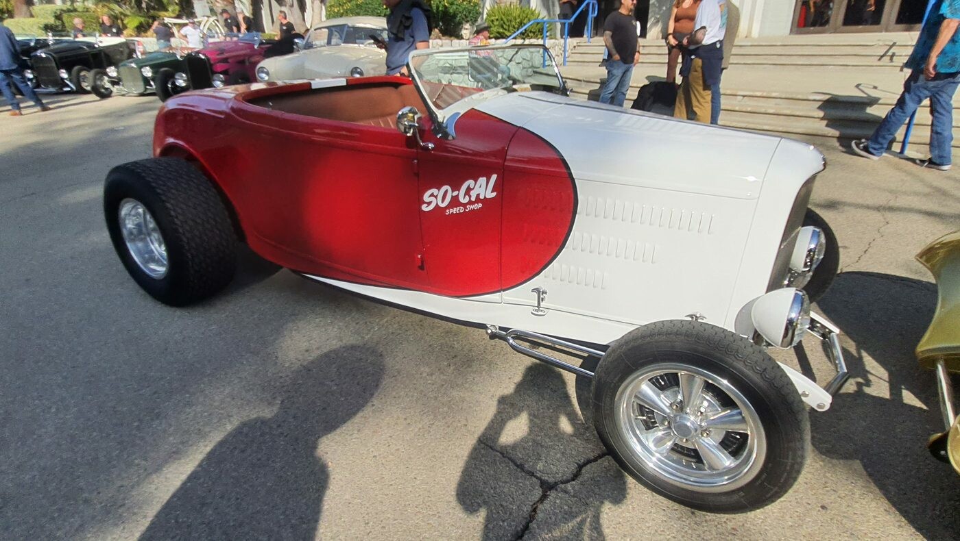 Biało-czerwony roadster w stylu So-Cal Speed Shop – Deuce highboy w barwach legendy