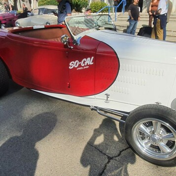 Biało-czerwony roadster w stylu So-Cal Speed Shop – Deuce highboy w barwach legendy