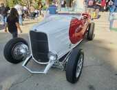 Biało-czerwony roadster w stylu So-Cal Speed Shop – Deuce highboy w barwach legendy – zdjęcie 2