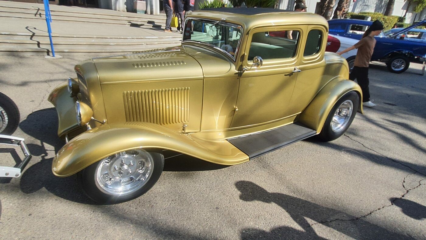 Złoty Ford 5-window coupe z 1932 roku – Deuce w metalicznym złocie z przodu i z tyłu