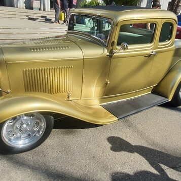 Złoty Ford 5-window coupe z 1932 roku – Deuce w metalicznym złocie z przodu i z tyłu