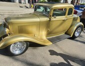 Złoty Ford 5-window coupe z 1932 roku – Deuce w metalicznym złocie z przodu i z tyłu – zdjęcie 1