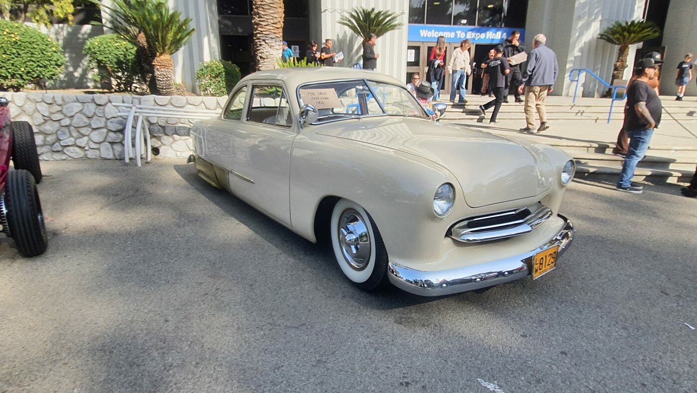 Kremowy Ford shoebox kustom – chopped coupe z wpuszczonymi reflektorami i gładkim przodem