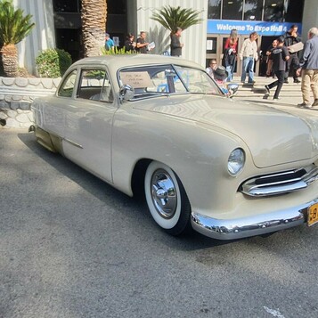 Kremowy Ford shoebox kustom – chopped coupe z wpuszczonymi reflektorami i gładkim przodem