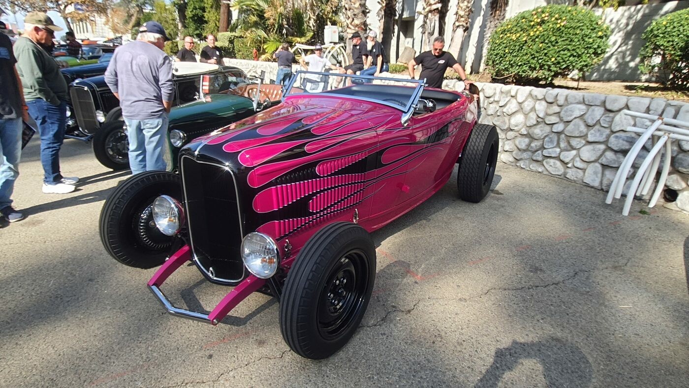 Różowy Ford roadster z 1932 roku w czarnych płomieniach – Deuce highboy, którego nie da się przeoczyć