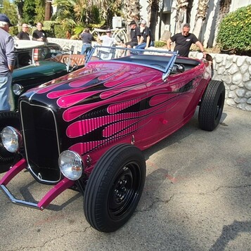 Różowy Ford roadster z 1932 roku w czarnych płomieniach – Deuce highboy, którego nie da się przeoczyć
