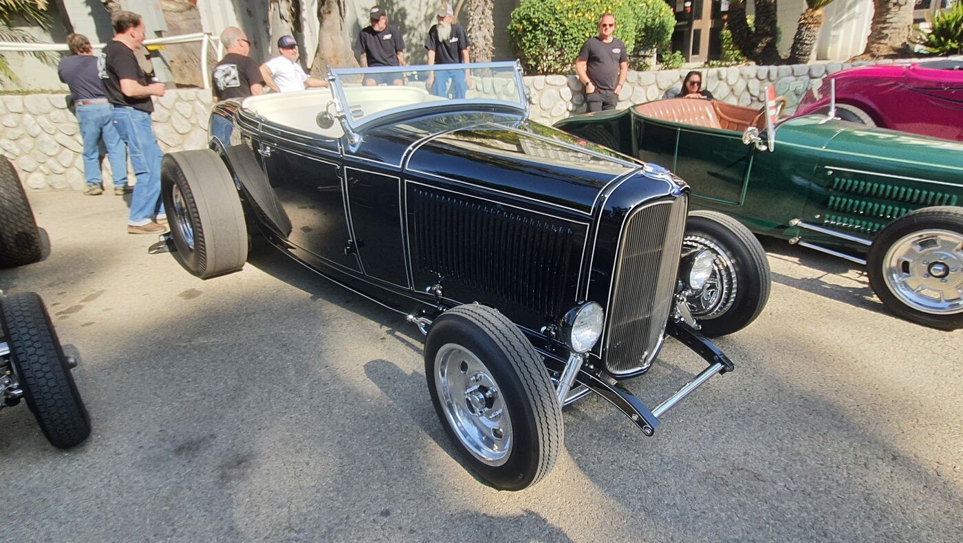 Czarny Ford roadster z 1932 roku z beżowym wnętrzem – Deuce highboy w rzędzie roadsterów