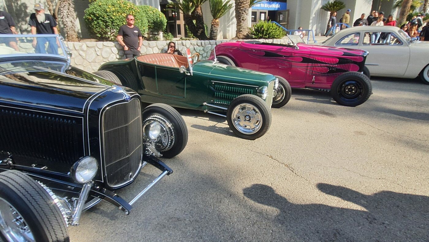 Ciemnozielony Ford roadster z 1932 roku – Deuce highboy w butelkowej zieleni z beżowym wnętrzem