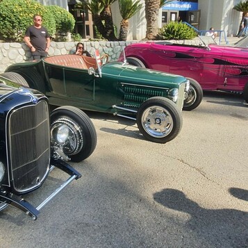 Ciemnozielony Ford roadster z 1932 roku – Deuce highboy w butelkowej zieleni z beżowym wnętrzem