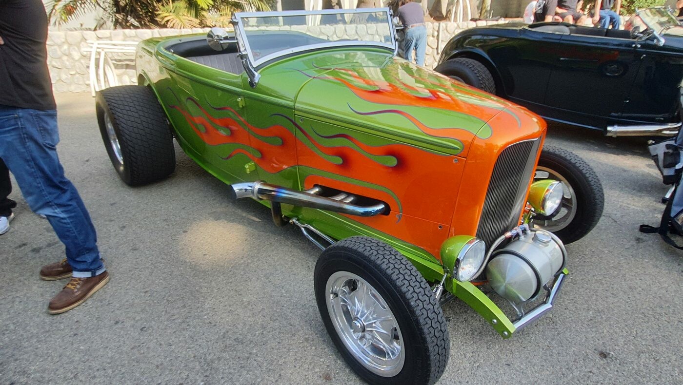 Limonkowy Ford roadster z 1932 roku w pomarańczowych płomieniach – Deuce jak z komiksu