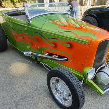 Limonkowy Ford roadster z 1932 roku w pomarańczowych płomieniach – Deuce jak z komiksu