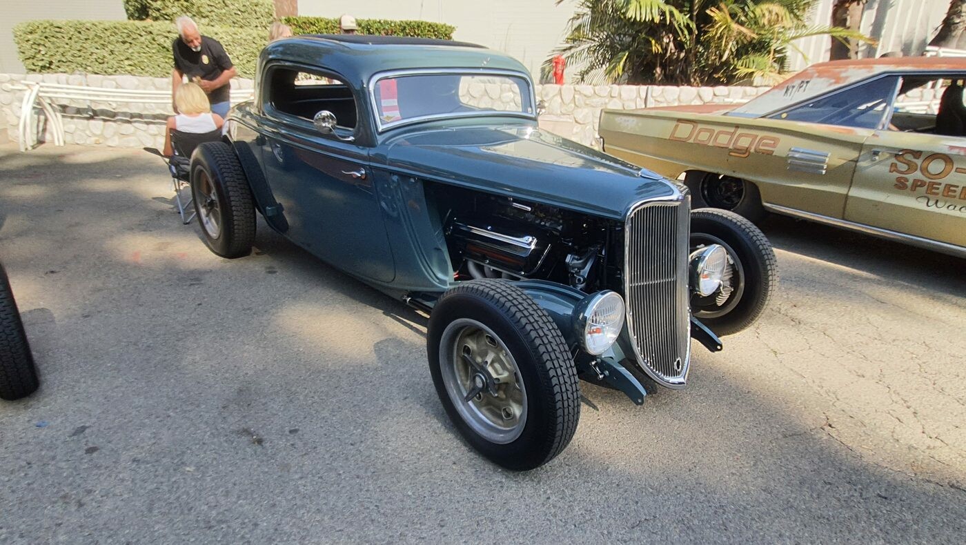 Szaroniebieski Ford 3-window coupe z 1934 roku – chopped hot rod w kolorze stali
