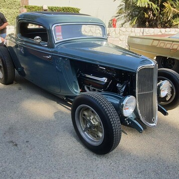 Szaroniebieski Ford 3-window coupe z 1934 roku – chopped hot rod w kolorze stali