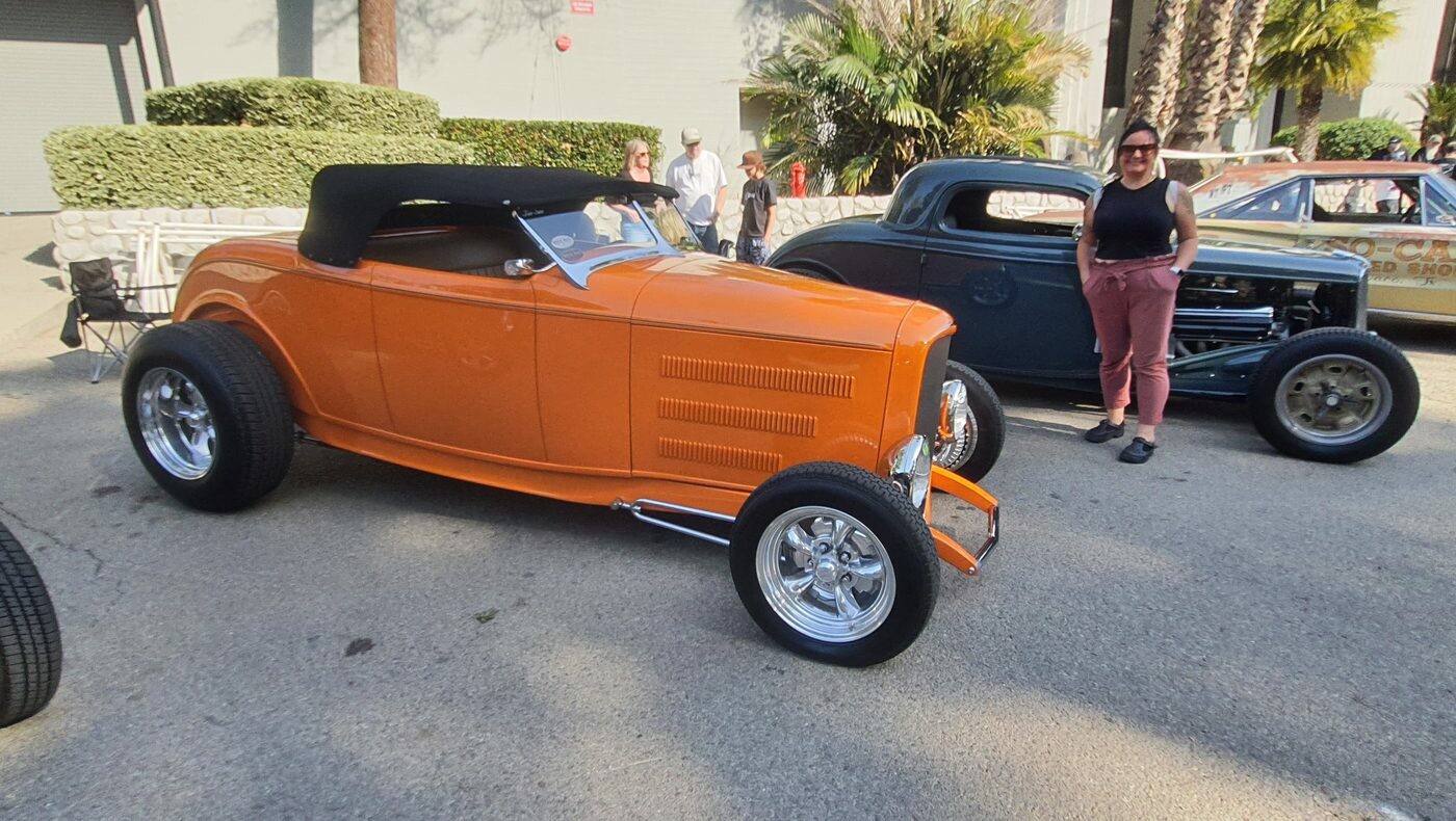 Pomarańczowy Ford roadster z 1932 roku z czarnym dachem – Deuce highboy na chromowanych felgach