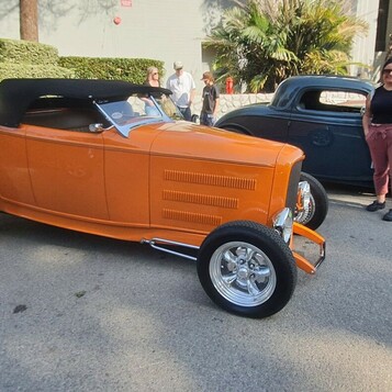 Pomarańczowy Ford roadster z 1932 roku z czarnym dachem – Deuce highboy na chromowanych felgach