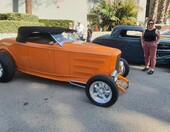 Pomarańczowy Ford roadster z 1932 roku z czarnym dachem – Deuce highboy na chromowanych felgach – zdjęcie 1