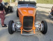 Pomarańczowy Ford roadster z 1932 roku z czarnym dachem – Deuce highboy na chromowanych felgach – zdjęcie 2