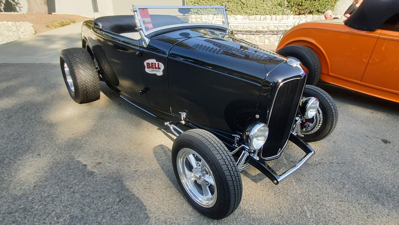 Czarny Ford roadster z 1932 roku z naklejką Bell – Deuce highboy w hołdzie dla Bell Auto Parts