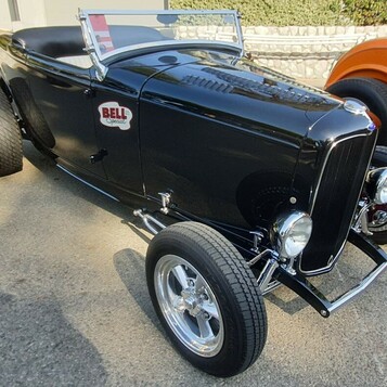 Czarny Ford roadster z 1932 roku z naklejką Bell – Deuce highboy w hołdzie dla Bell Auto Parts