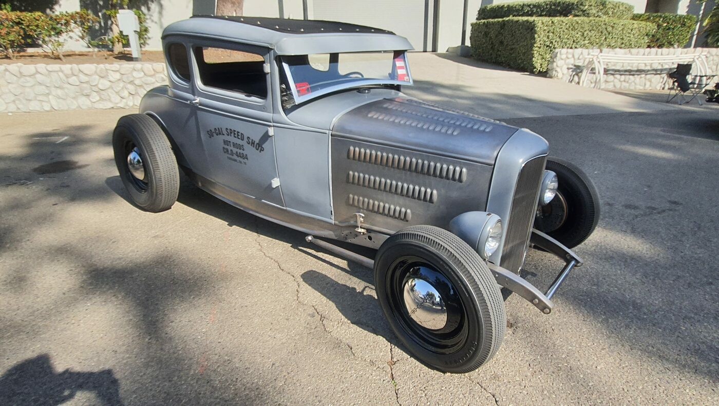 Srebrny Ford Model A coupe z obciętym dachem – hot rod z napisami So-Cal Speed Shop na drzwiach