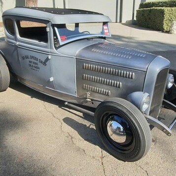 Srebrny Ford Model A coupe z obciętym dachem – hot rod z napisami So-Cal Speed Shop na drzwiach