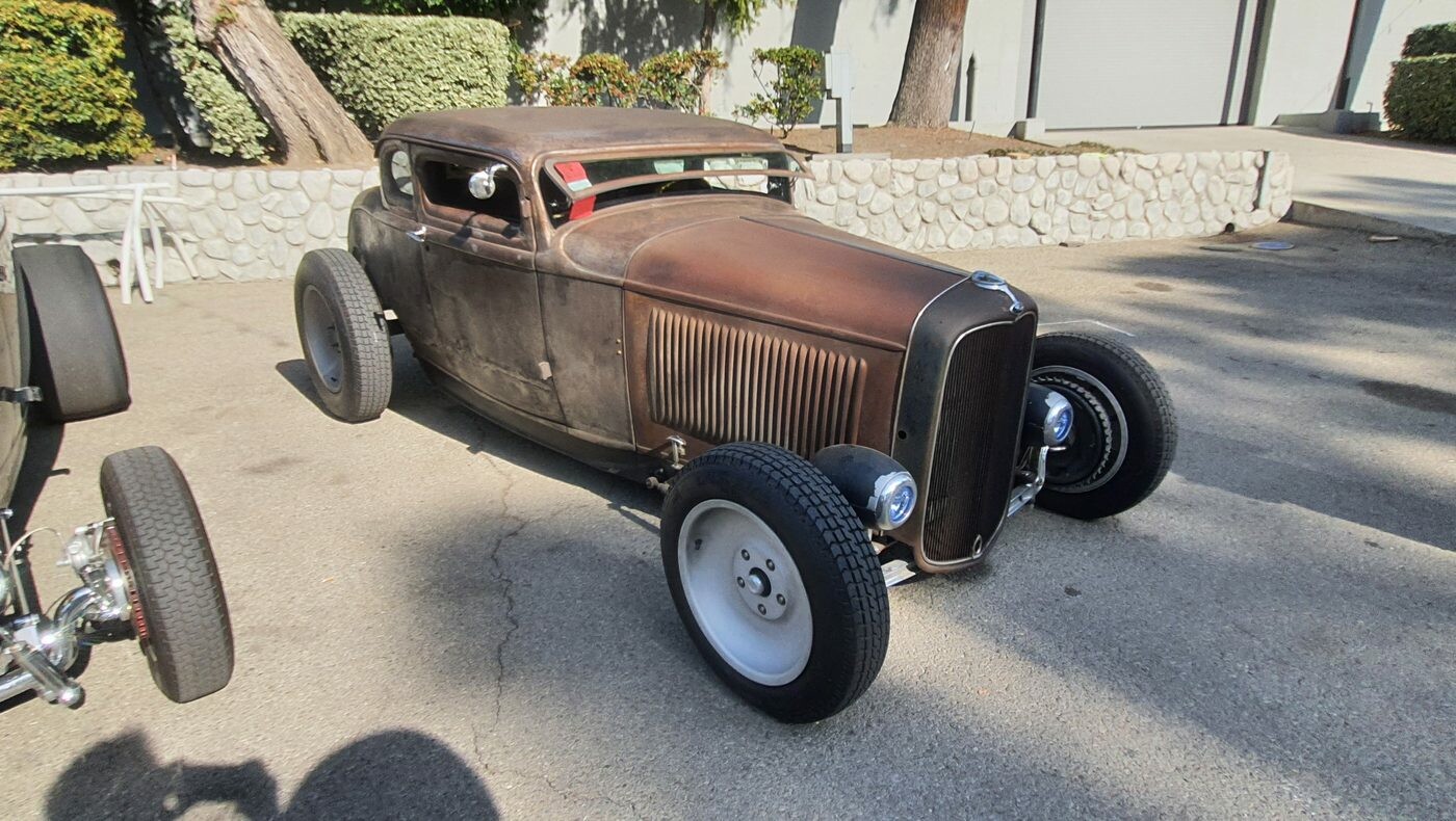 Brązowy Ford Model A coupe w patynie – chopped rat rod w kolorze rdzy