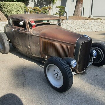 Brązowy Ford Model A coupe w patynie – chopped rat rod w kolorze rdzy