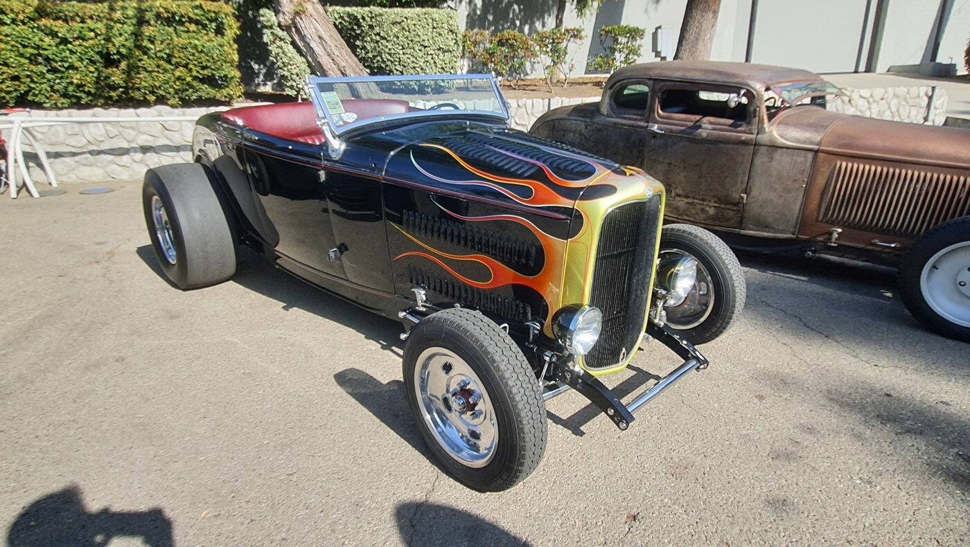Czarny Ford roadster z 1932 roku w złotych płomieniach – Deuce highboy z czerwonym wnętrzem