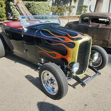 Czarny Ford roadster z 1932 roku w złotych płomieniach – Deuce highboy z czerwonym wnętrzem