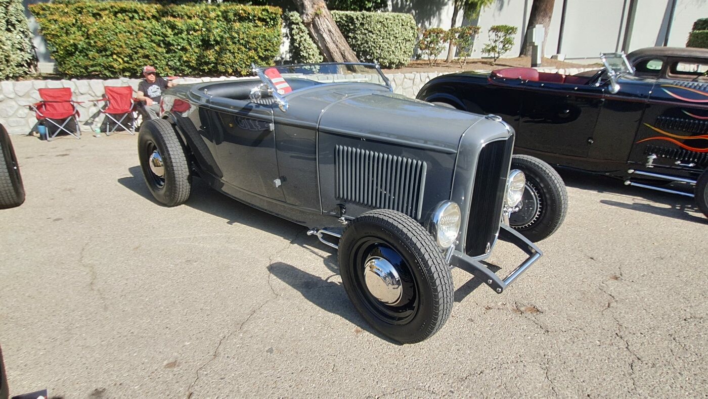 Ford roadster z 1932 roku w szarym primerze – Deuce highboy w stylu „w budowie”
