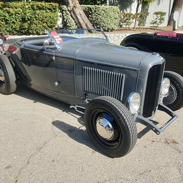 Ford roadster z 1932 roku w szarym primerze – Deuce highboy w stylu „w budowie”