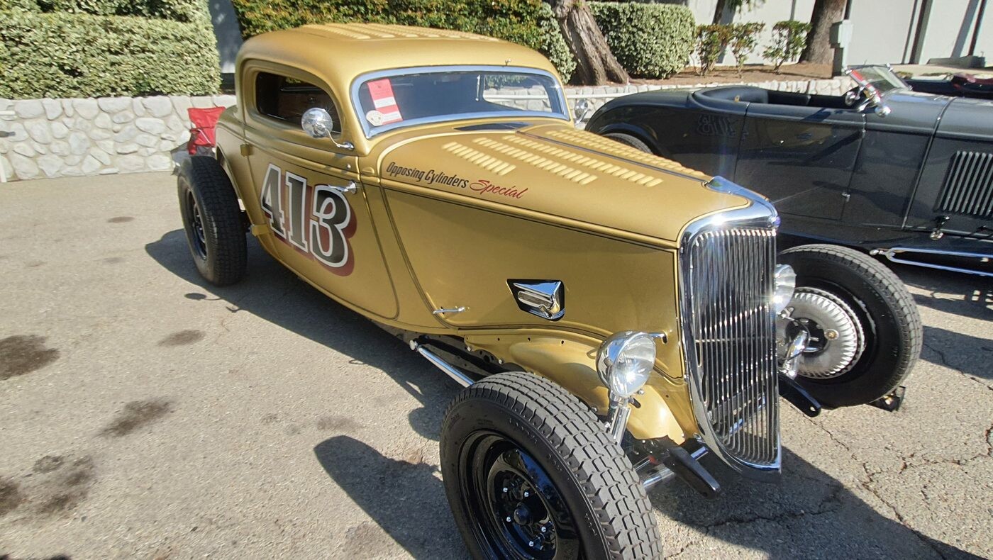 Złoty Ford coupe z 1934 roku z numerem 413 – hot rod w stylu wyścigowego coupe z jezior solnych