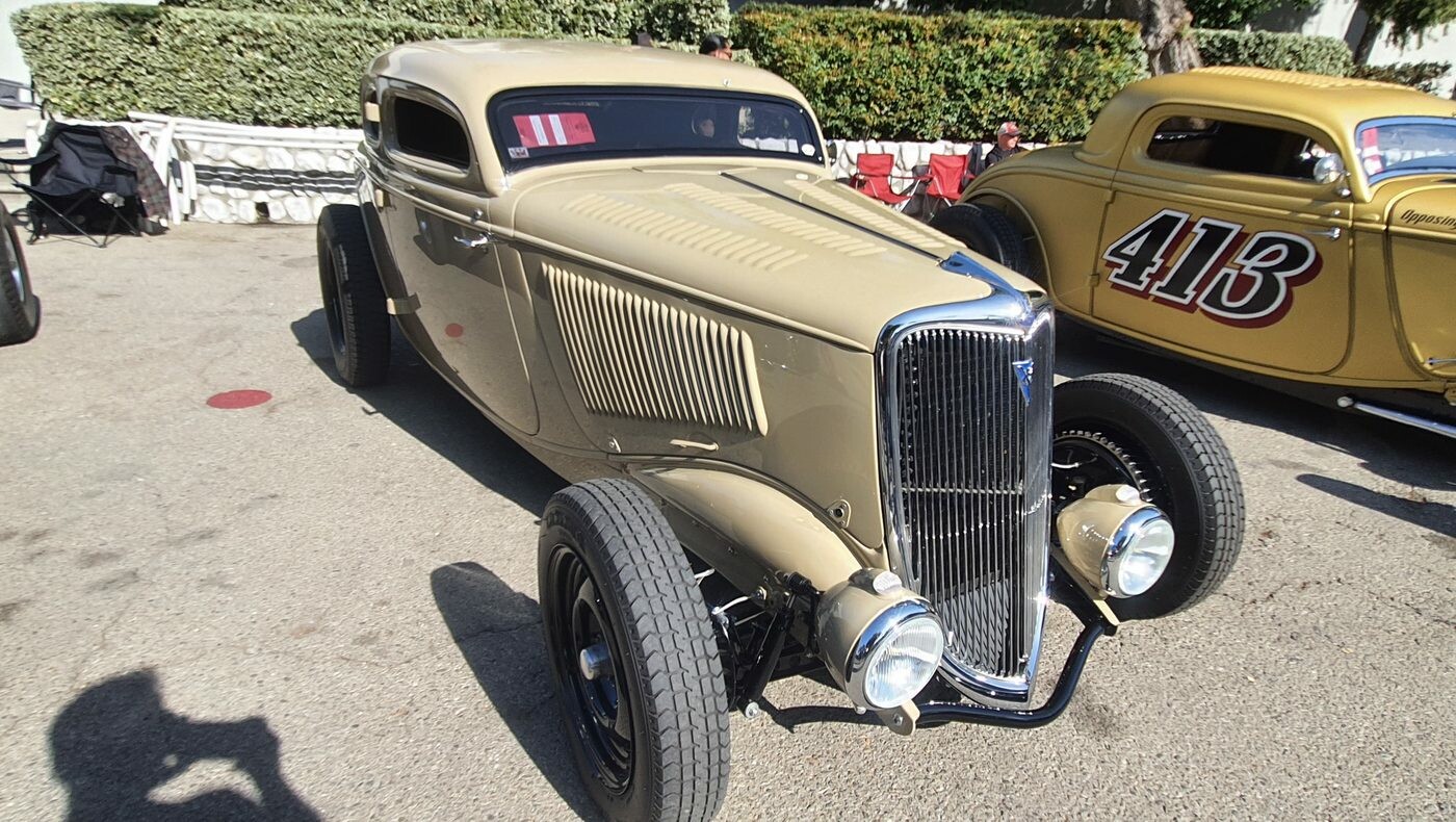 Beżowy Ford 3-window coupe z 1934 roku – chopped highboy w kolorze piasku