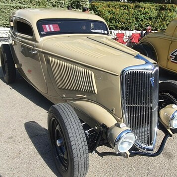 Beżowy Ford 3-window coupe z 1934 roku – chopped highboy w kolorze piasku
