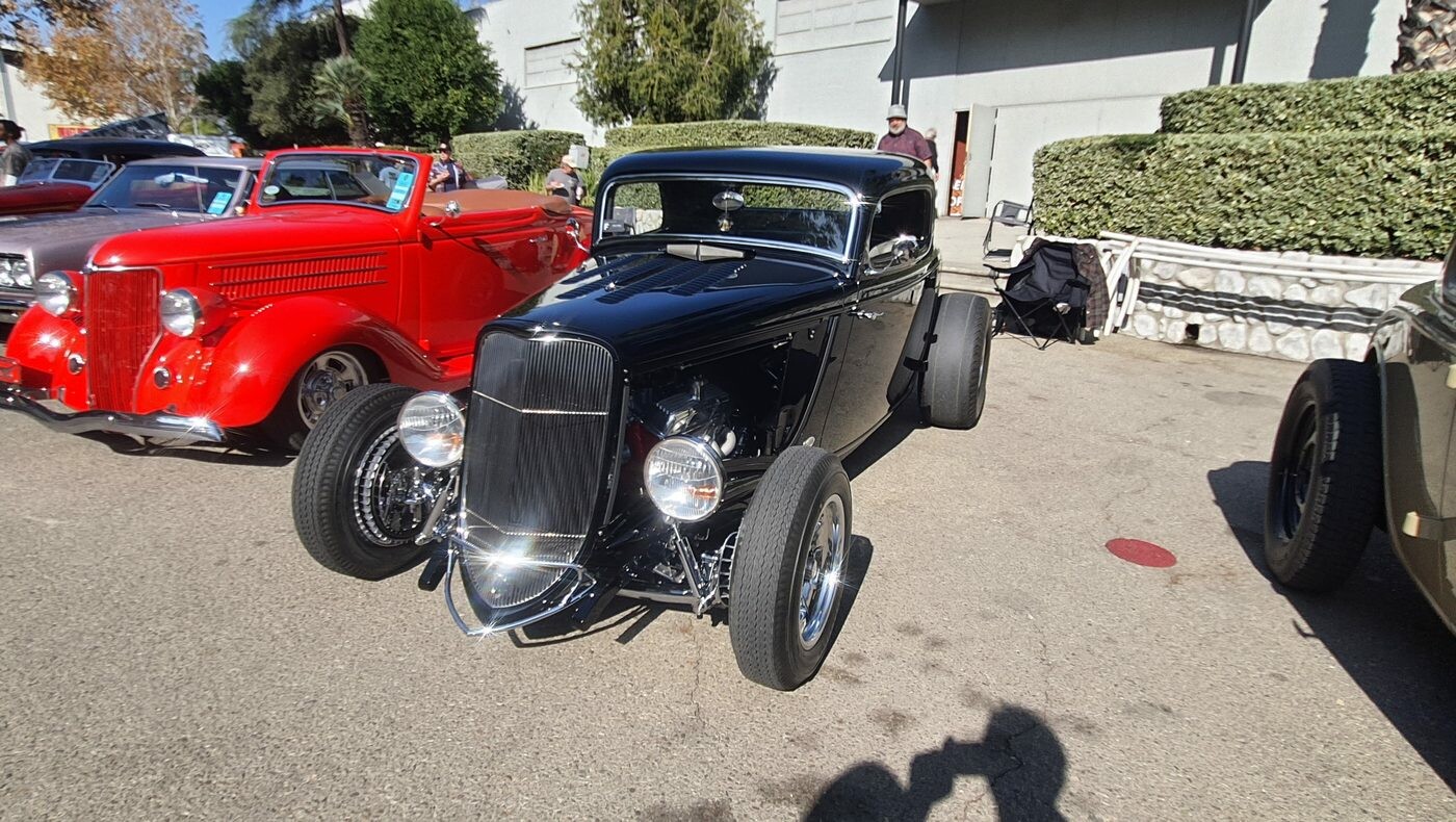 Czarny Ford 3-window coupe z 1934 roku – highboy w lśniącej czerni na chromowanych felgach
