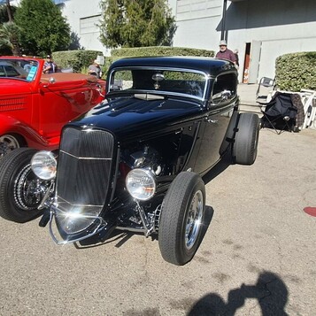 Czarny Ford 3-window coupe z 1934 roku – highboy w lśniącej czerni na chromowanych felgach