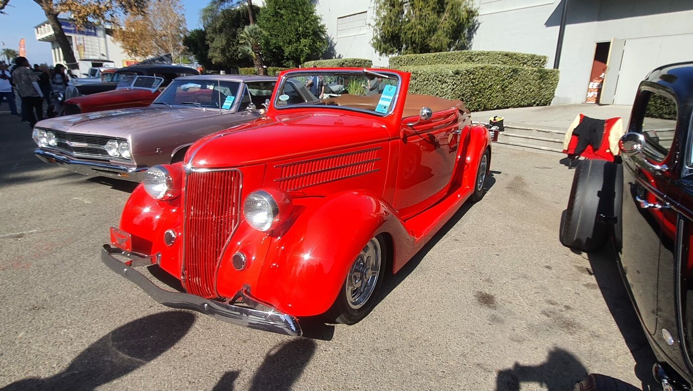 Czerwony Ford roadster z 1936 roku – przedwojenny kabriolet w soczystej czerwieni