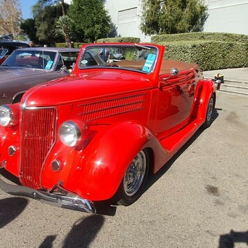 Czerwony Ford roadster z 1936 roku – przedwojenny kabriolet w soczystej czerwieni