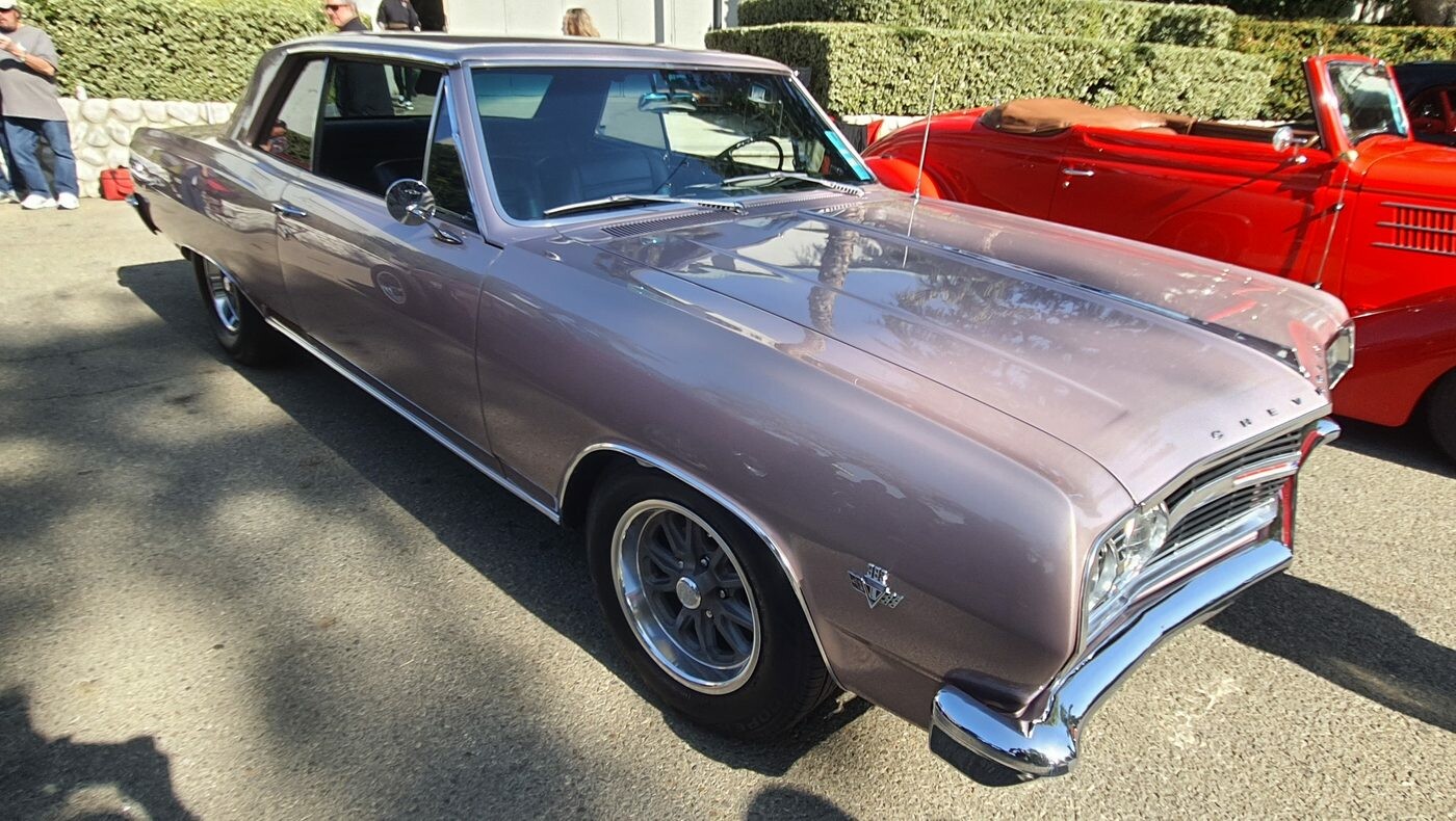 Chevrolet Chevelle z 1966 roku w kolorze różowego szampana – muscle car w nietypowym metaliku