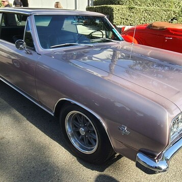 Chevrolet Chevelle z 1966 roku w kolorze różowego szampana – muscle car w nietypowym metaliku