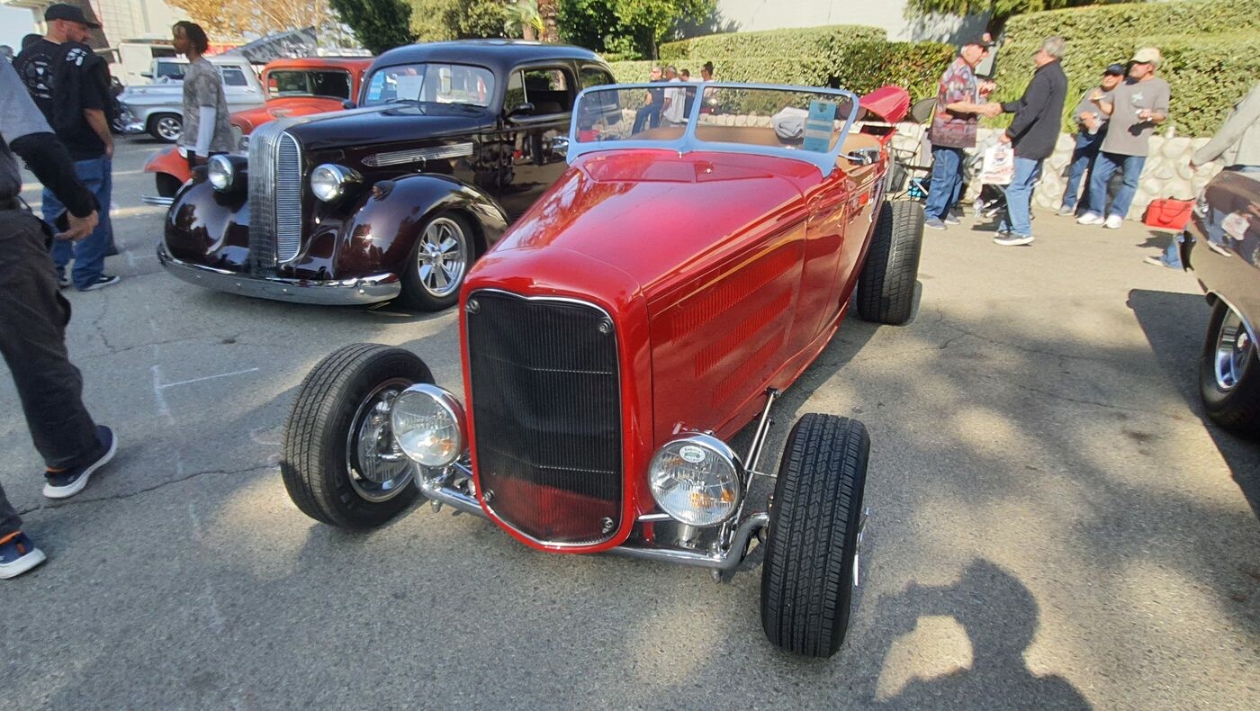 Czerwony Ford roadster z 1932 roku – Deuce highboy w klasycznej czerwieni wśród tłumu