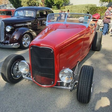 Czerwony Ford roadster z 1932 roku – Deuce highboy w klasycznej czerwieni wśród tłumu