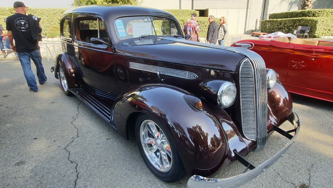 Sedan z 1936 roku w kolorze czarnej wiśni – przedwojenny street rod z kołem zapasowym na błotniku