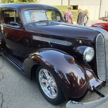 Sedan z 1936 roku w kolorze czarnej wiśni – przedwojenny street rod z kołem zapasowym na błotniku
