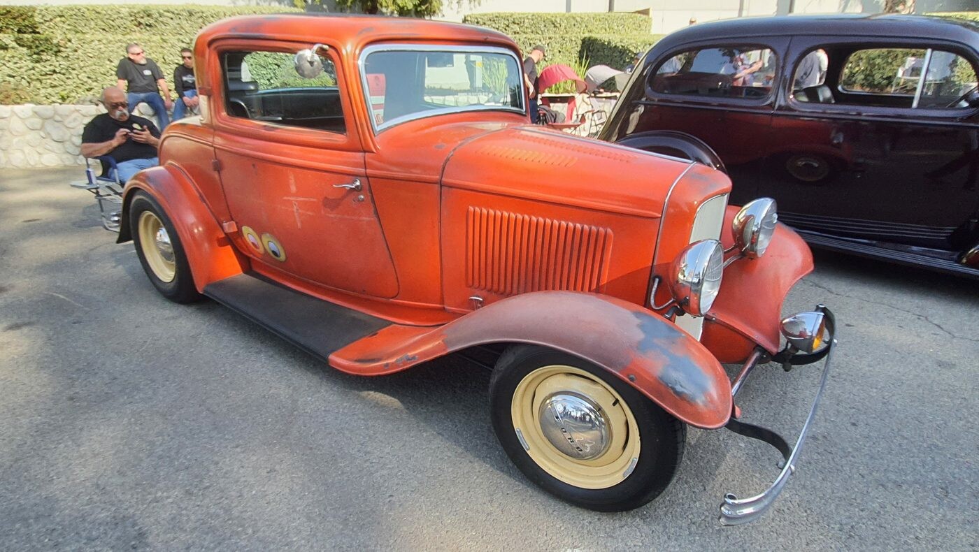 Ford 3-window coupe z 1932 roku w pomarańczowej patynie – Deuce na kremowych felgach