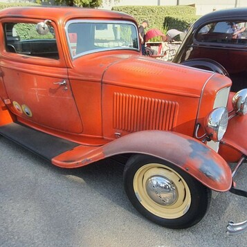 Ford 3-window coupe z 1932 roku w pomarańczowej patynie – Deuce na kremowych felgach
