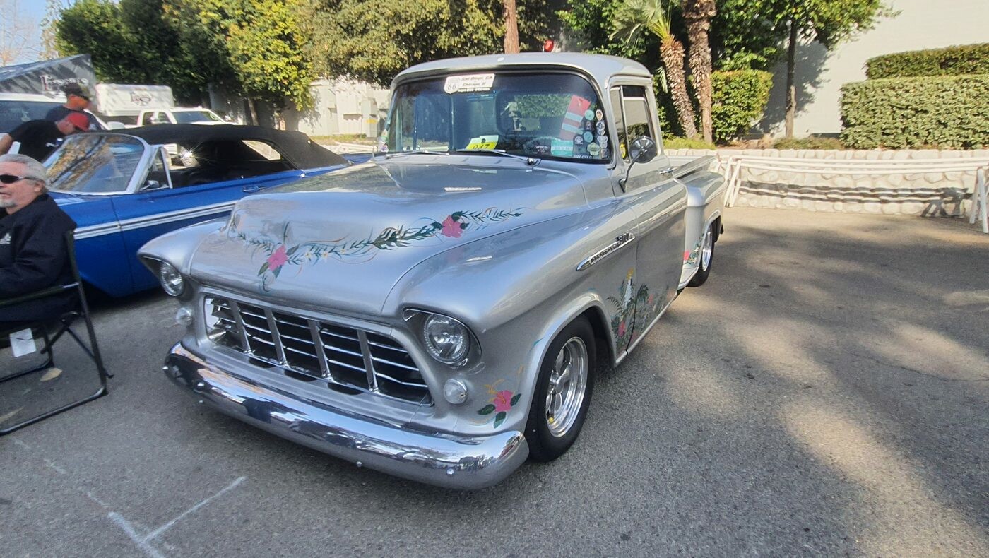 Srebrny Chevrolet Task Force z malowanymi kwiatami – pickup z lat 50. z artystycznym lakierem